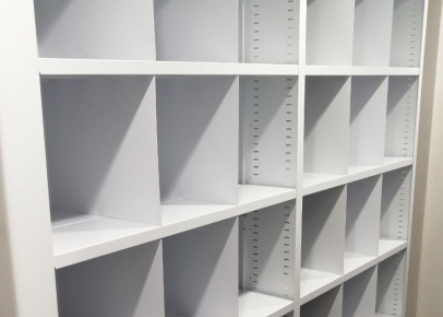 Металлические стеллажи с квадратными ячейками