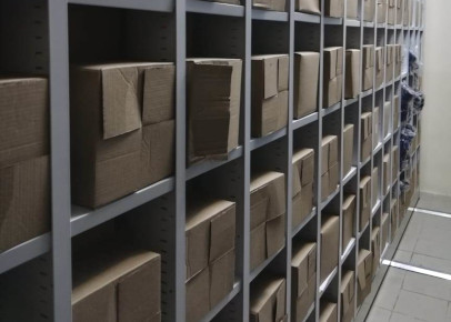 Стеллажи секционные в подсобном помещении