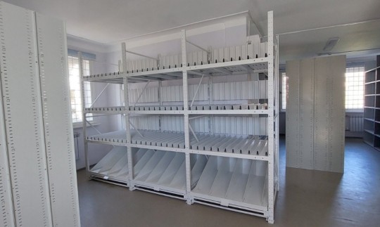 стеллаж и шкафы для икон в музее