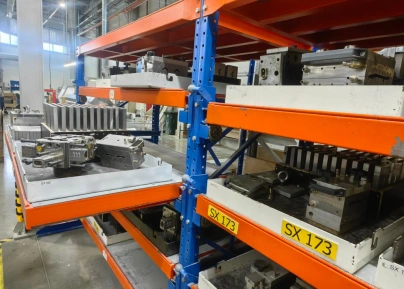 Стеллаж с выдвижными полками для металлических ящиков