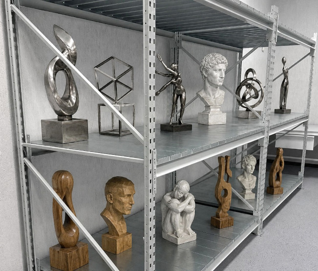 Подиумы и стеллажи для скульптур