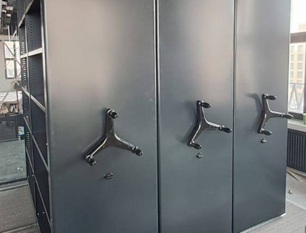 Мобильные стеллажи с цветными дизайн панелями