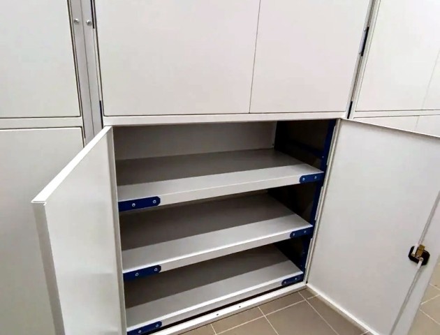 складские металлические стеллажи с дверями