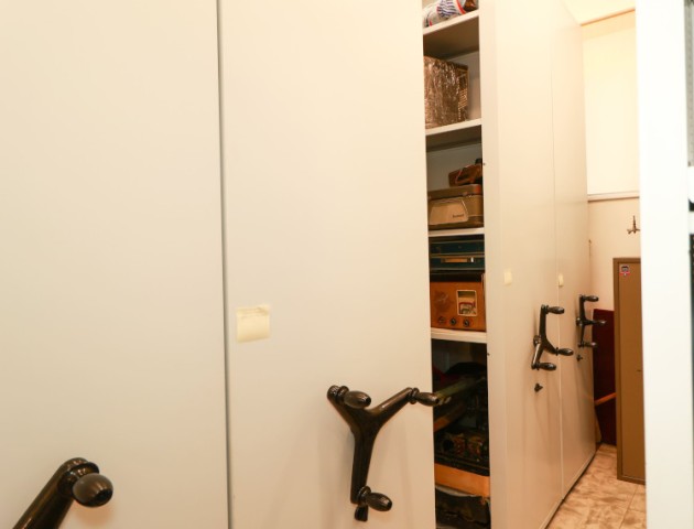 Передвижные стеллажи для различных музейных экспонатов