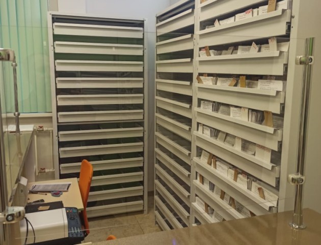 Хранение карточек в стеллажах с выдвижными ящиками