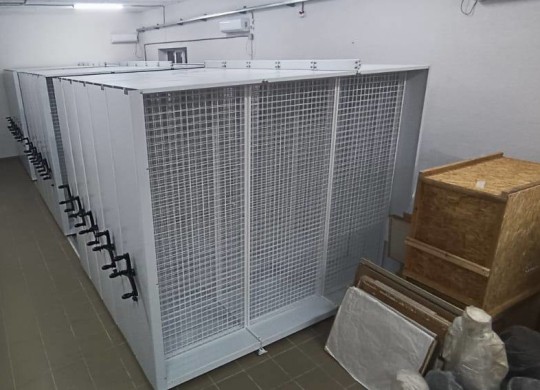 Вертикальное хранение картин