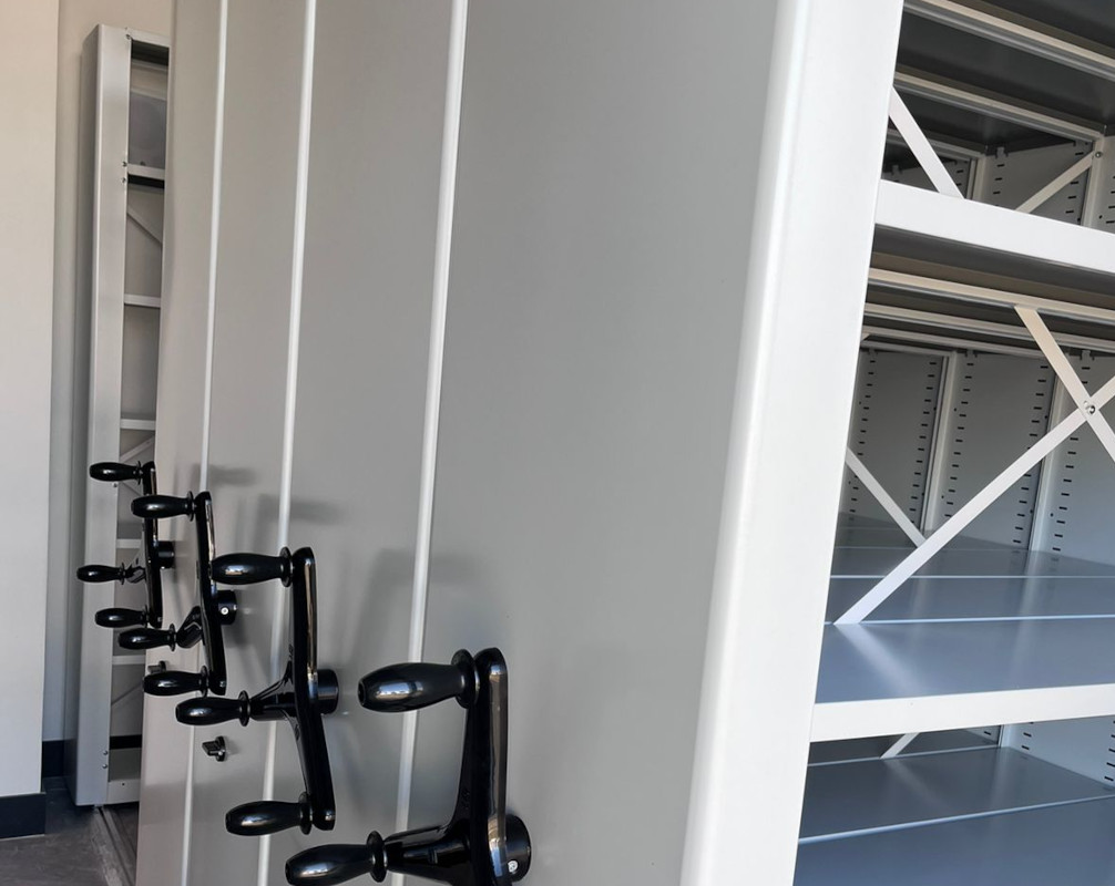 Передвижные стеллажи для библиотеки школы