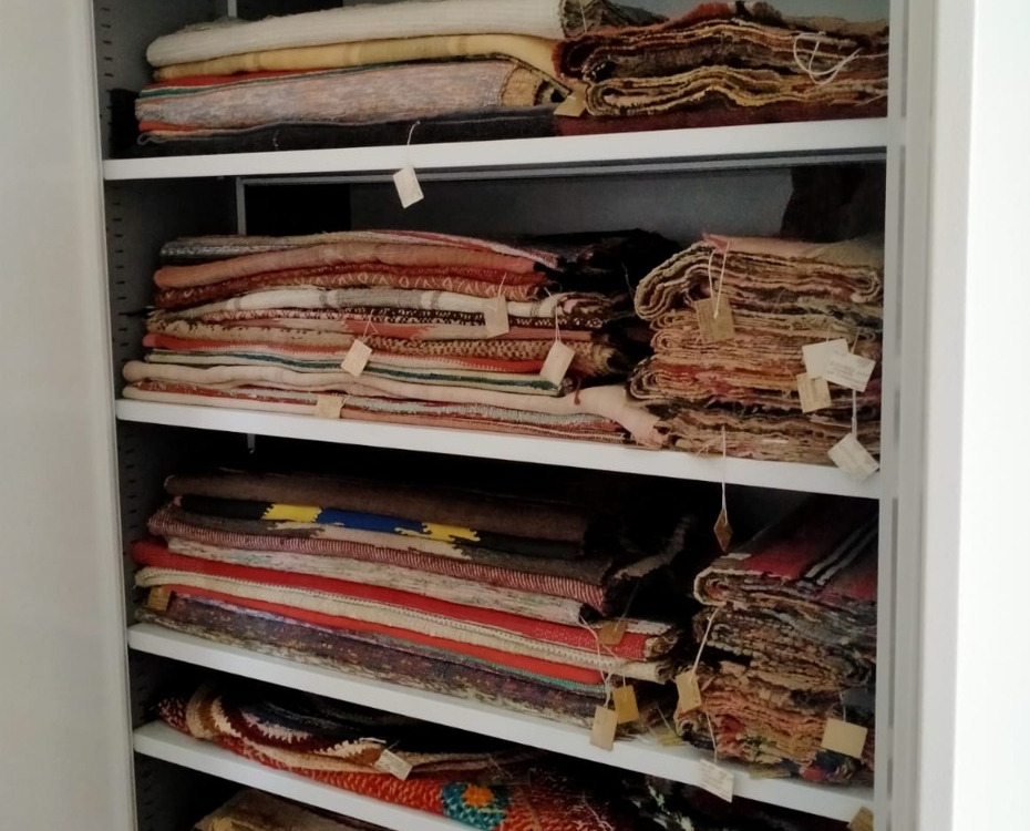 Металлические шкафы для экспонатов музея