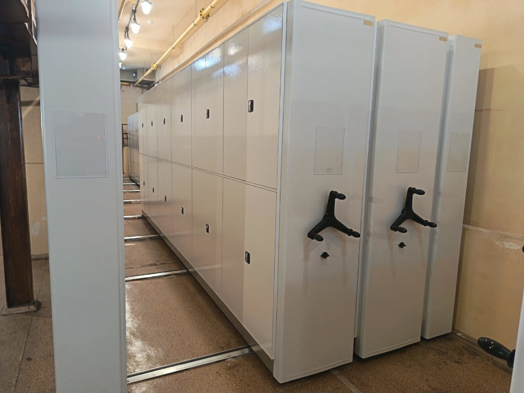 Передвижные стеллажи с дверями для индивидуального доступа