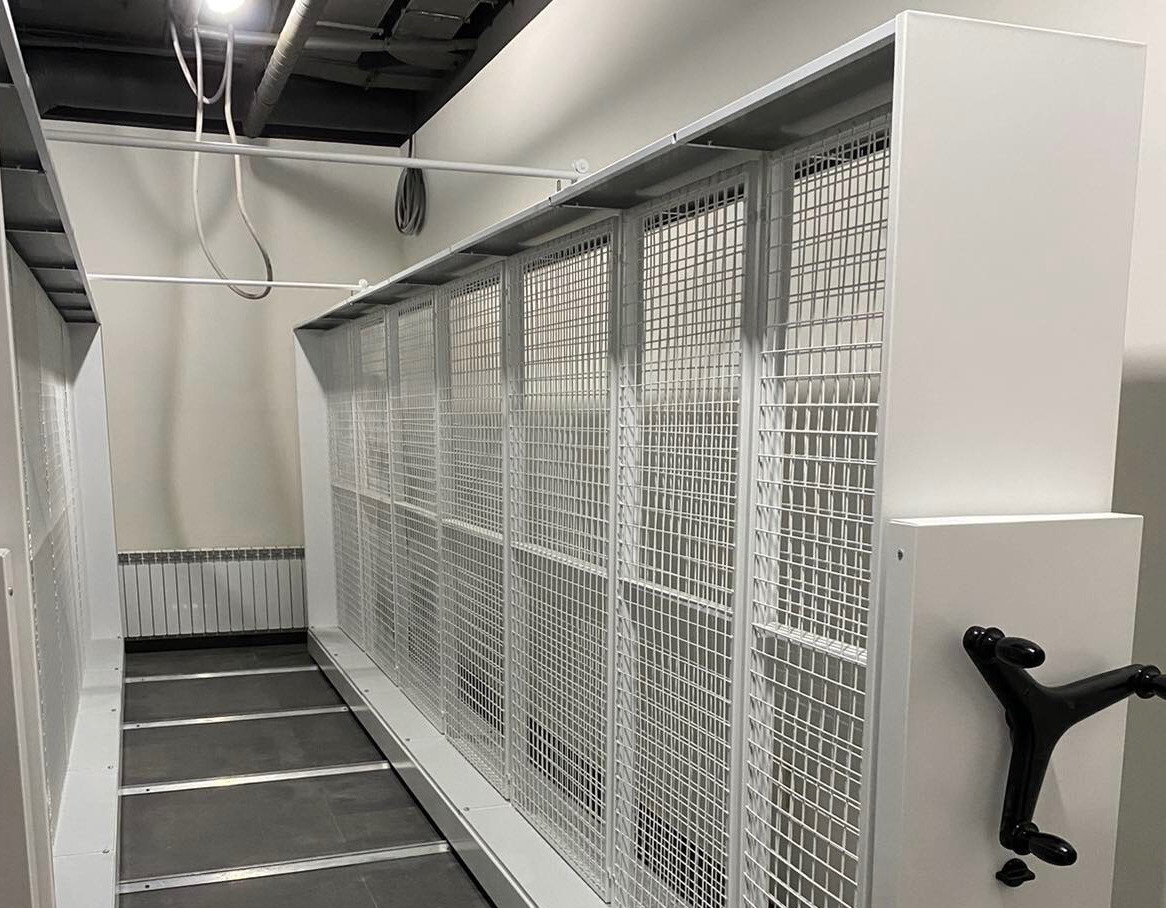 Антиопрокидыватель для мобильный стеллажей