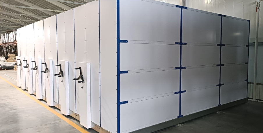 Стеллажи окрашенные в белый и синий цвет